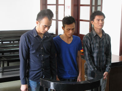 Ba bị cáo trước vành móng ngựa.