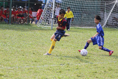 Các cầu thủ nhí tranh tài tại giải đấu.