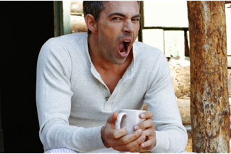 Mở màn cửa hoặc ăn sáng trong sân nhà đầy nắng, tập thể dục bên ngoài cũng có thể là một cách. Ảnh minh họa