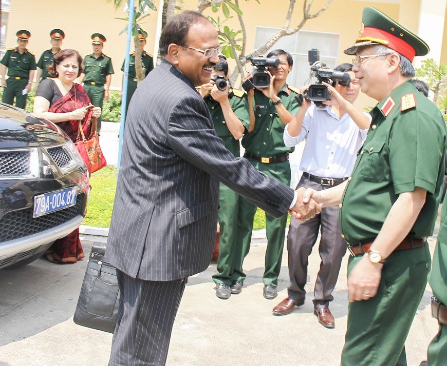 Thượng tướng Nguyễn Chí Vịnh tiếp đón ngài Ajit Doval.	