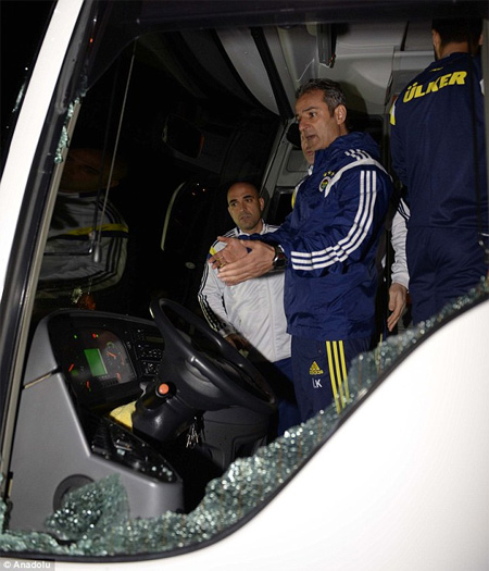 Các tin ban đầu cho thấy tài xế bị thương do bị ném đá trúng đầu. 