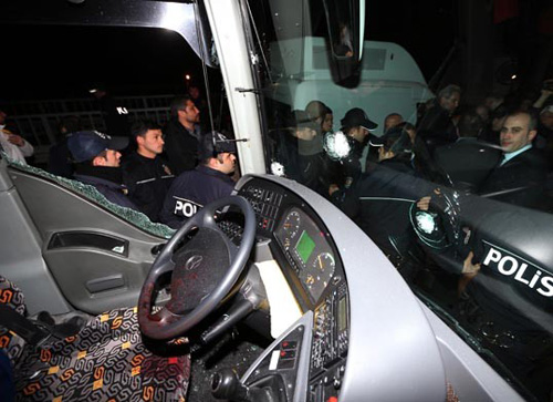 Vẻ kinh hoàng hiện rõ trên gương mặt thủ quân Emre Belozoglu khi anh nhìn lại khoang lái. Những kẻ tấn công được cho là đã nã ít nhất năm phát đạn vào chiế xe bus.