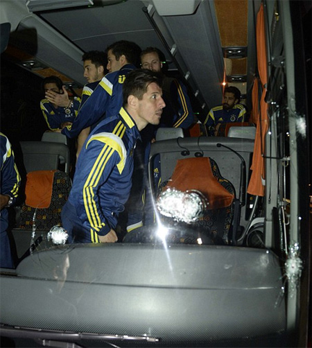 Vẻ kinh hoàng hiện rõ trên gương mặt thủ quân Emre Belozoglu khi anh nhìn lại khoang lái. Những kẻ tấn công được cho là đã nã ít nhất năm phát đạn vào chiế xe bus.