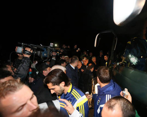 Các cầu thủ Fenerbahce chuyển sang xe khác trong sự hộ tống của cảnh sát.