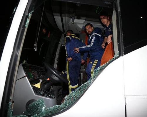 Nét kinh hoàng hiện rõ trên gương mặt nhiều cầu thủ.