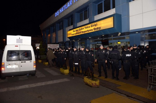 Xe cứu thương đưa tài xế đến bệnh viện.