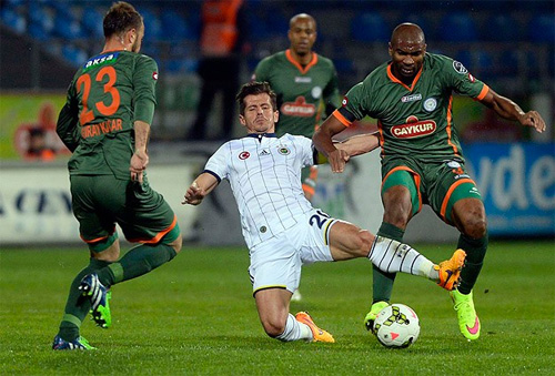 Chiến thắng đậm trước Rizespor hôm qua giúp Fenerbahce (áo trắng) vượt lên chiếm đỉnh bảng giải vô địch Thổ Nhĩ Kỳ, với một điểm nhiều hơn nhì bảng - đại kình địch Galatasaray, đội đang đá ít hơn một trận.