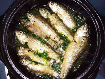 Cá linh kho lá gừng đậm đà