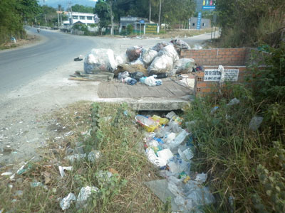 Cần đổ rác đúng nơi quy định