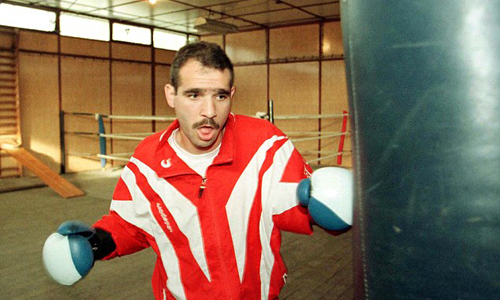 Võ sĩ gần nhất thắng Mayweather sống trong cảnh bần hàn