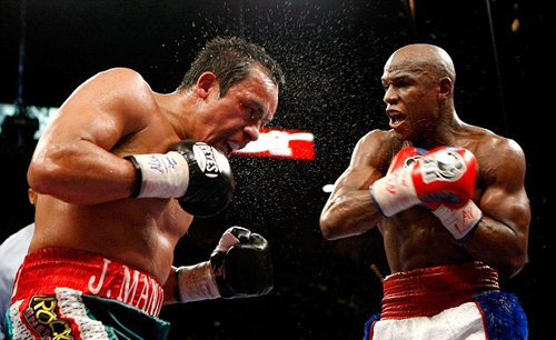 Mayweather (phải) bắt đầu sự nghiệp thi đấu chuyên nghiệp từ tháng 10/1996 và đang là độc cô cầu bại của làng quyền anh chuyên nghiệp, với 47 trận toàn thắng. Ảnh: Reuters.