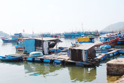 Lồng bè bít lối ghe tàu