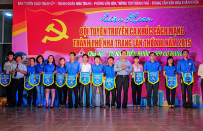 Ban tổ chức trao cờ lưu niệm cho các đội.