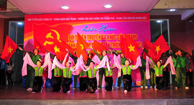 Đêm khai mạc diễn ra sôi động với các tiết mục múa hát về chủ đề cách mạng.