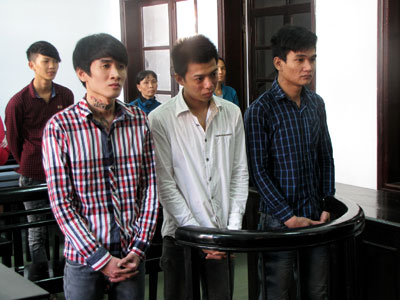 Từ trái qua, các bị cáo Chí, Hùng, Linh.