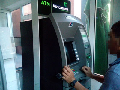 Bắt kẻ lừa đảo ở trụ ATM