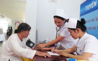 Đo huyết áp và đường huyết miễn phí cho người bệnh.