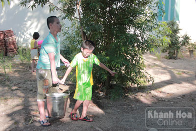 Tham gia tưới cây sau giờ học.