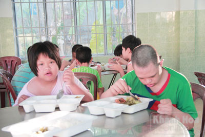 Bữa cơm của các em. 