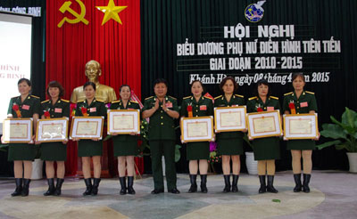 Biểu dương phụ nữ điển hình tiên tiến