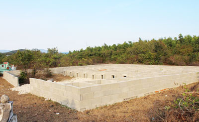 Khu mộ giả do ông Công xây dựng.