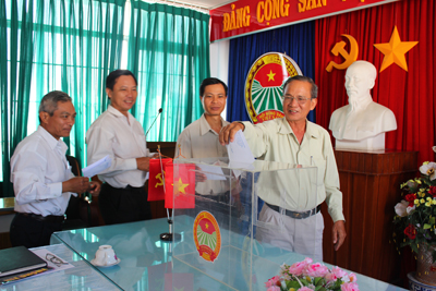 Cán bộ Hội Nông dân tỉnh Khánh Hòa ủng hộ kinh phí tu sửa di tích lịch sử của Hội Nông dân Việt Nam.