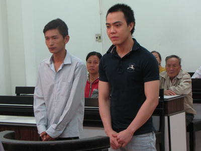 Bị cáo Huỳnh Văn Trung (phải) và Lê Hải Long.