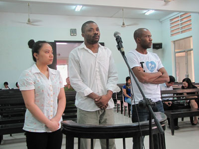Từ trái qua, các bị cáo: Lê Thị Kim Quyên, Nnadikwe Christian Sunday và Dekin Collins.