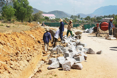 Nhờ người dân hiến đất, những con đường giao thông nông thôn mới ở xã Cam Thịnh Đông đã hoàn thành. 