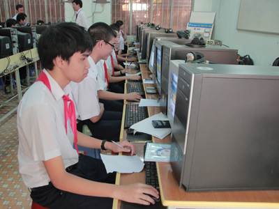 Học sinh thi giải Toán trên Internet.