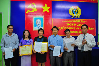 Ông Lê Xuân Hải - Phó Chủ tịch Liên đoàn Lao động tỉnh trao giấy chứng nhận cho 5 doanh nghiệp đạt chuẩn văn hóa năm 2014.