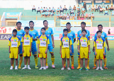 Các cầu thủ Sanna Khánh Hòa - Biển Việt Nam quyết lấy điểm trên sân Chi Lăng.