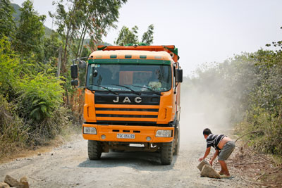 Người dân tự dựng chướng ngại trên đường để buộc xe chạy chậm.