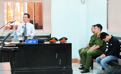 Luật sư Nguyễn Hồng Hà (bìa trái) giải thích pháp luật cho bị cáo Lê Hữu Đức và những người dự.