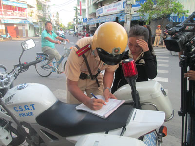 Ngày đầu xử lý không đội mũ bảo hiểm cho trẻ em: Tình trạng vi phạm giảm đáng kể