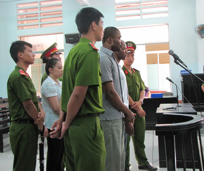 Các bị cáo nghe Tòa tuyên án.