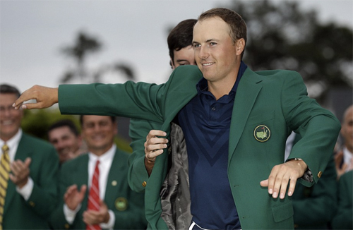 Spieth nhận chiếc Áo Xanh từ nhà vô địch năm ngoái Bubba Watson.