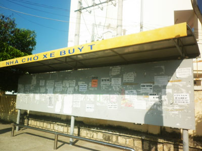 Quảng cáo nhem nhuốc tại nhà chờ xe buýt