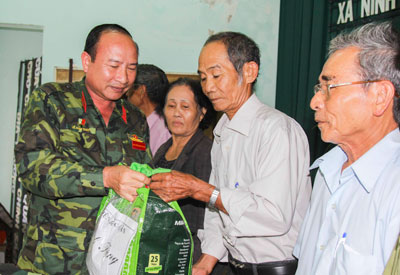 Thiếu tướng  Lê Anh Thơ tặng quà cho các gia đình chính sách xã Ninh Sim.