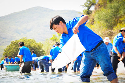 Đoàn Khối các cơ quan tỉnh tổ chức thả con giống tái tạo nguồn lợi thủy sản.