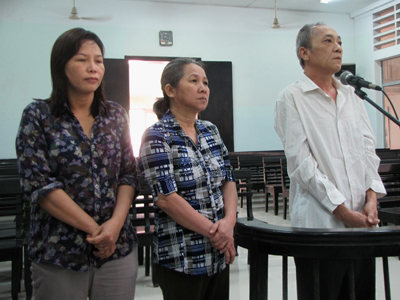 Từ trái qua, các bị cáo: Hà, Tùng, Hùng.