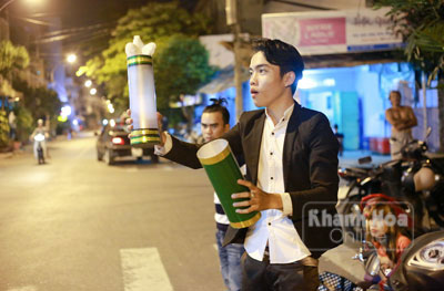 Đức Huy với tiết mục biến khăn giấy thành chim bồ câu