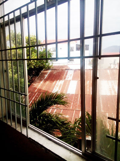 Toán trộm người nước ngoài đã dùng kìm cộng lực cắt phá cửa sổ tầng lầu của bưu điện, đột nhập vào bên trong. 