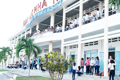 Các thí sinh dự thi vào Trường Đại học Nha Trang năm 2014. Ảnh: THU HIỀN