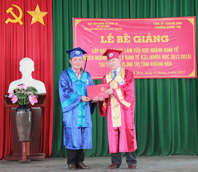 PGS.TS Nguyễn Vũ Tiến, Phó Giám đốc Học viện Báo chí - Tuyên truyền trao bằng tốt nghiệp cho sinh viên.