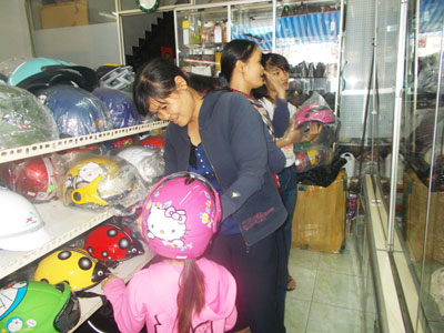 Nhộn nhịp thị trường mũ bảo hiểm trẻ em