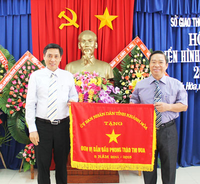 Đồng chí Lê Đức Vinh tặng cờ thi đua cho Sở Giao thông vận tải.