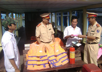 Cảnh sát giao thông Đường thủy kiểm tra  điều kiện vận tải các tàu hoạt động tại bến.