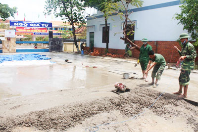 Bộ đội Lữ đoàn Công binh 293 làm đường bê tông giúp Trường THPT Ngô Gia Tự. 
