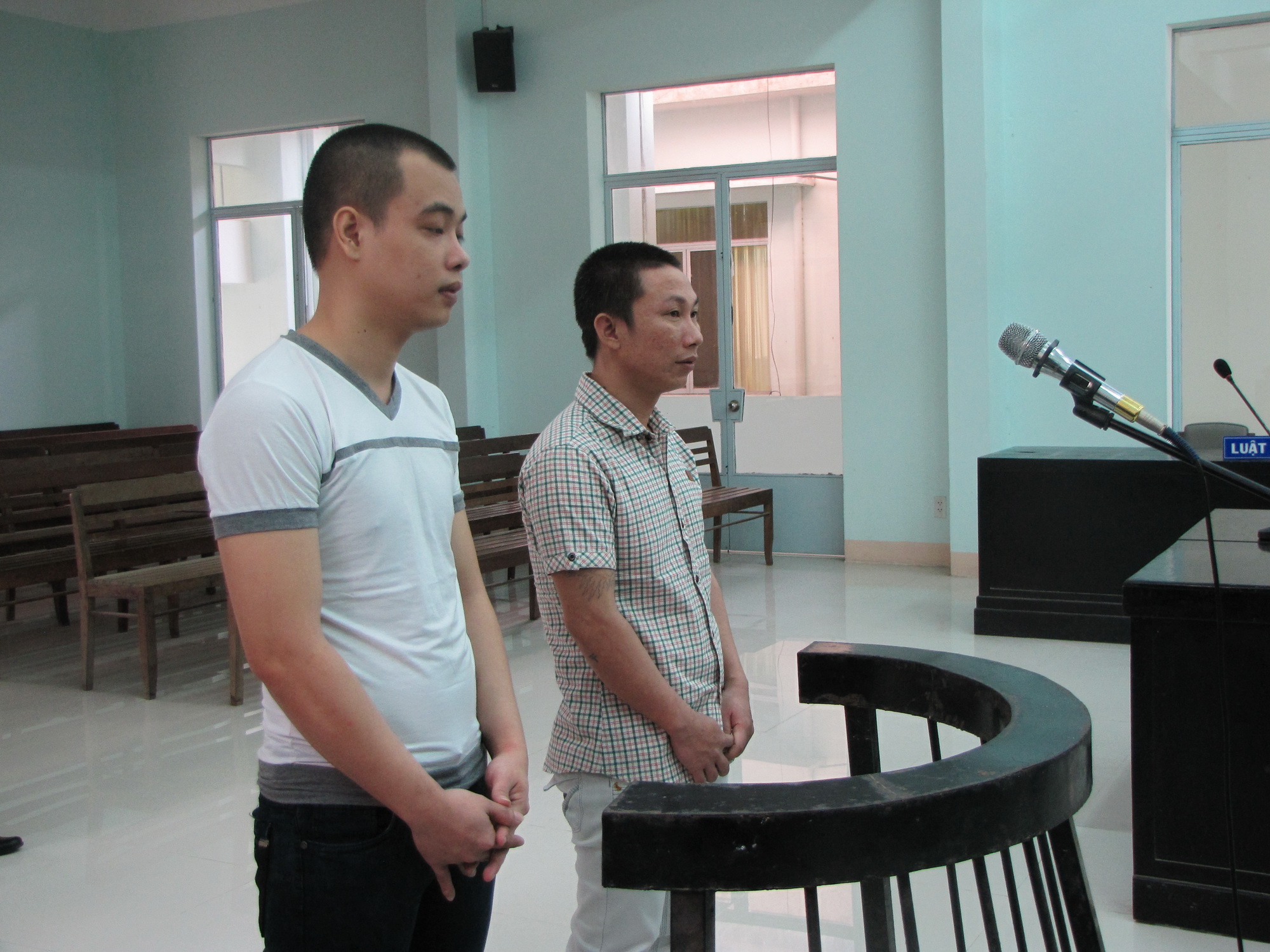 Hai bị cáo tại tòa.